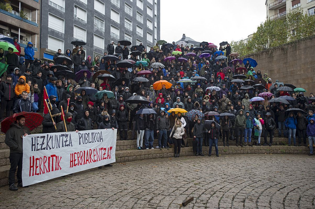 Hezkuntza erreformaren aurkako protestan ikasleak, atzo, Gasteizen. JUANAN RUIZ / ARGAZKI PRESS. Hezkuntza erreformaren aurkako protestan ikasleak, atzo, Gasteizen. JUANAN RUIZ / ARGAZKI PRESS.