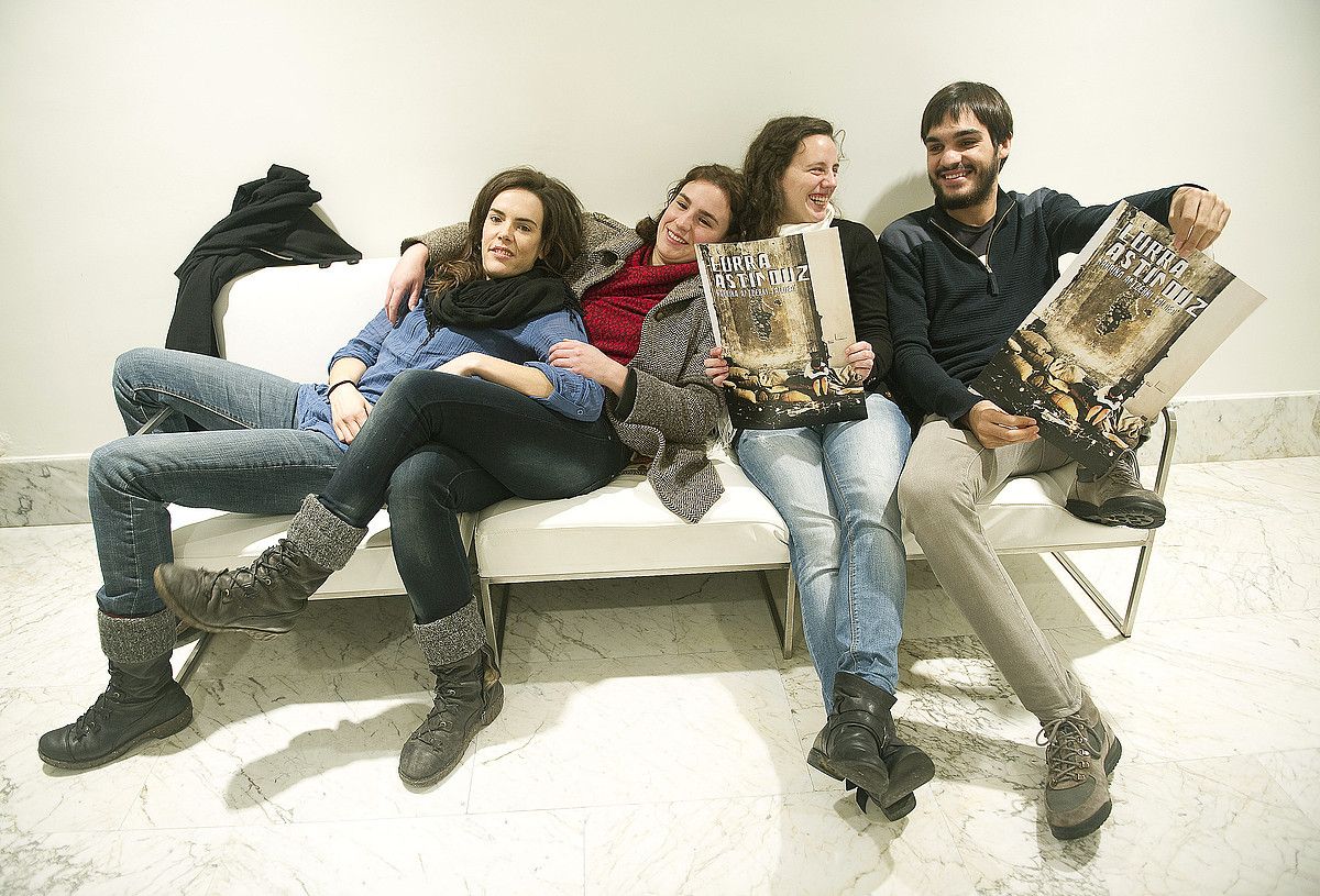 Nazaret Froufe, Joana Ocaña, Julene Bernaola eta Eneko Sagardoi Karrikakoak, atzo, Donostian. JUAN CARLOS RUIZ / ARP.