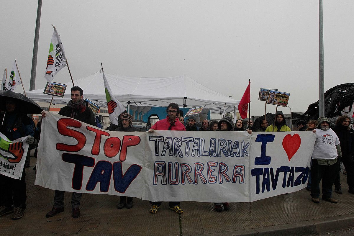 Auzitegi atarian elkarretaratzea egin zuten atzo, lau epaituei babesa adierazteko eta AHTko obrak geldi ditzatela eskatzeko. J. DANAE / ARGAZKI PRESS. Auzitegi atarian elkarretaratzea egin zuten atzo, lau epaituei babesa adierazteko eta AHTko obrak geldi ditzatela eskatzeko. J. DANAE / ARGAZKI PRESS.