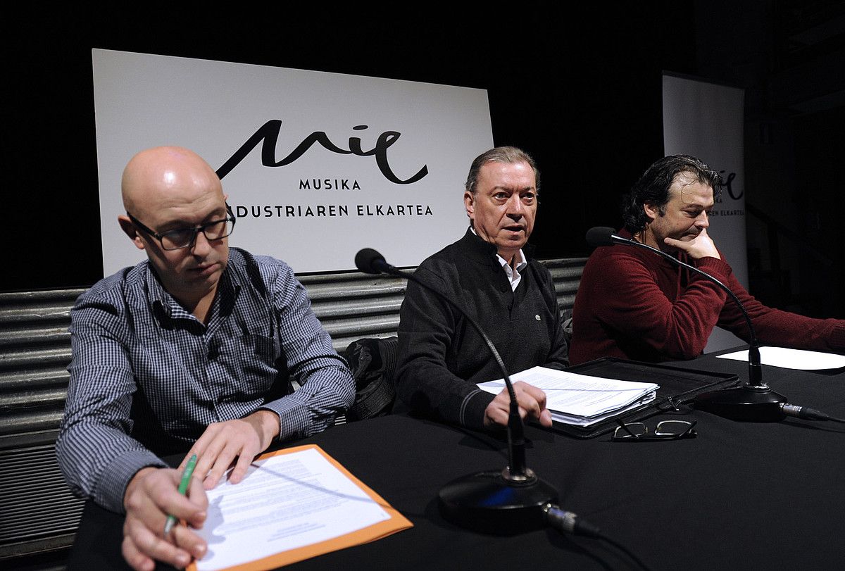 Aitor Alzibar, Jose Angel Serrano eta Patxi Ingunza MIE elkarteko kideak. MARISOL RAMIREZ / ARGAZKI PRESS. Aitor Alzibar, Jose Angel Serrano eta Patxi Ingunza MIE elkarteko kideak. MARISOL RAMIREZ / ARGAZKI PRESS.