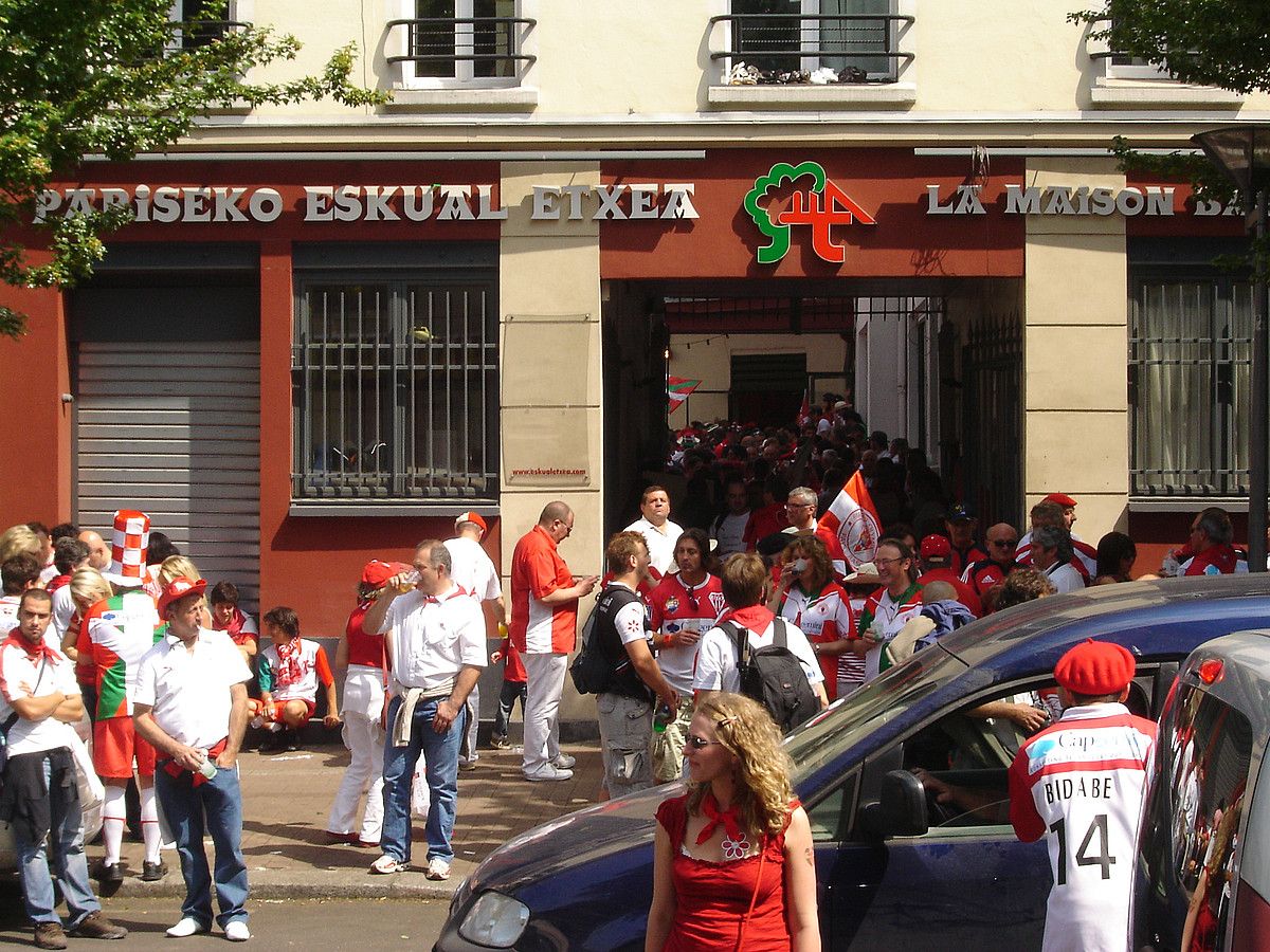 Miarritzeko errugbi taldeak partida duen aldiro, Parisko Eskual Etxera jende ugari biltzen da haien taldea animatzera. PARISKO ESKUAL ETXEA. Miarritzeko errugbi taldeak partida duen aldiro, Parisko Eskual Etxera jende ugari biltzen da haien taldea animatzera. PARISKO ESKUAL ETXEA.