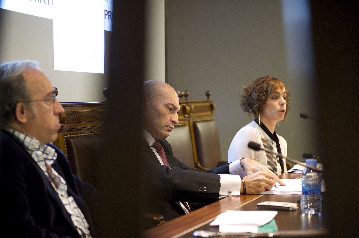 Javier Gomez Bermudez epailea eta Amaia Izko abokatua, Donostian, atzo. JUAN CARLOS RUIZ / ARGAZKI PRESS. Javier Gomez Bermudez epailea eta Amaia Izko abokatua, Donostian, atzo. JUAN CARLOS RUIZ / ARGAZKI PRESS.