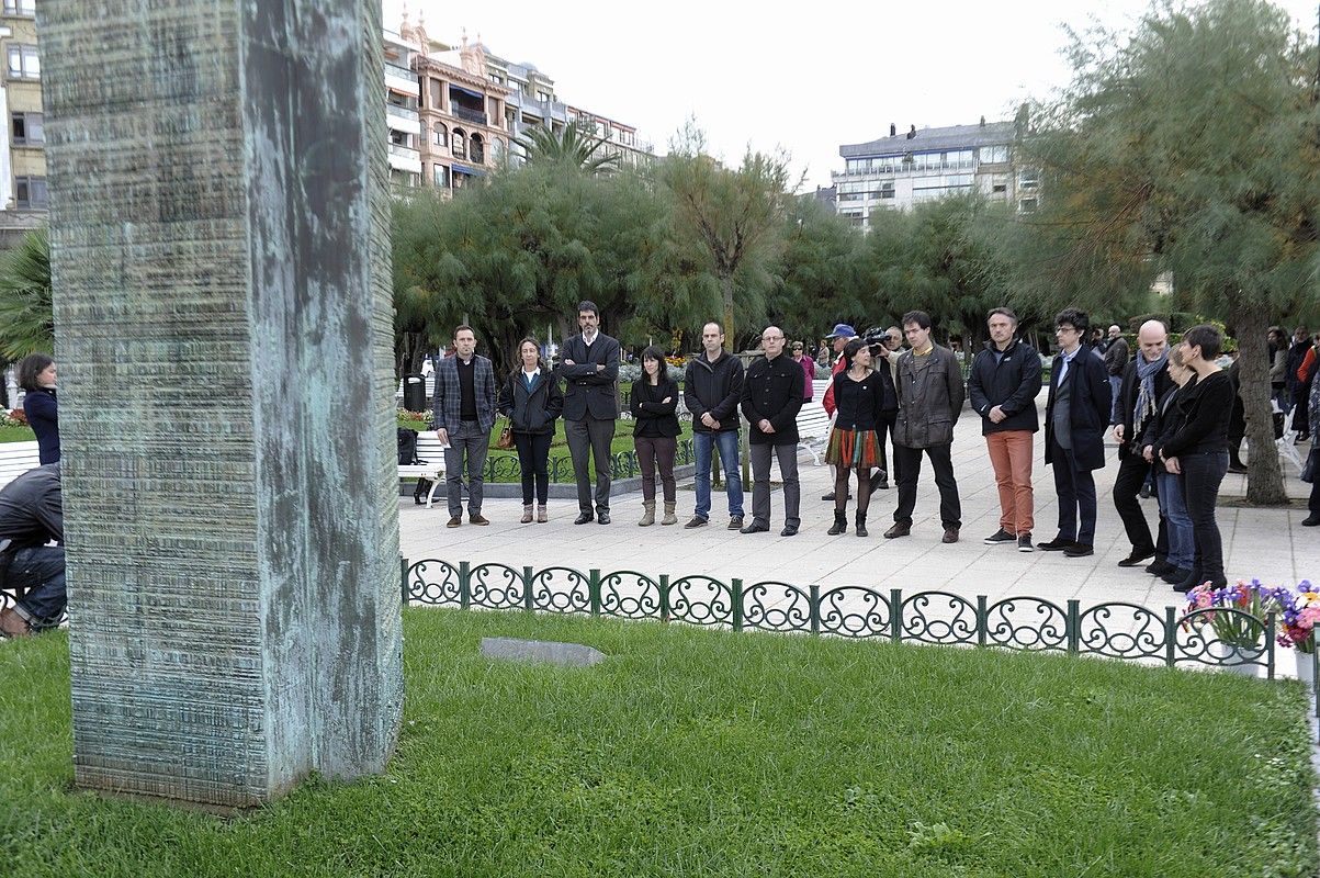 Donostiako Udalak «biktima guztiei» egindako omenaldia, atzo. JON URBE / ARGAZKI PRESS.