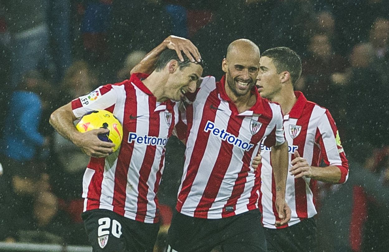 Mikel Rico eta Aritz Aduriz, atzo Athleticen bigarren gola ospatzen. MONIKA DEL VALLE / ARGAZKI PRESS.