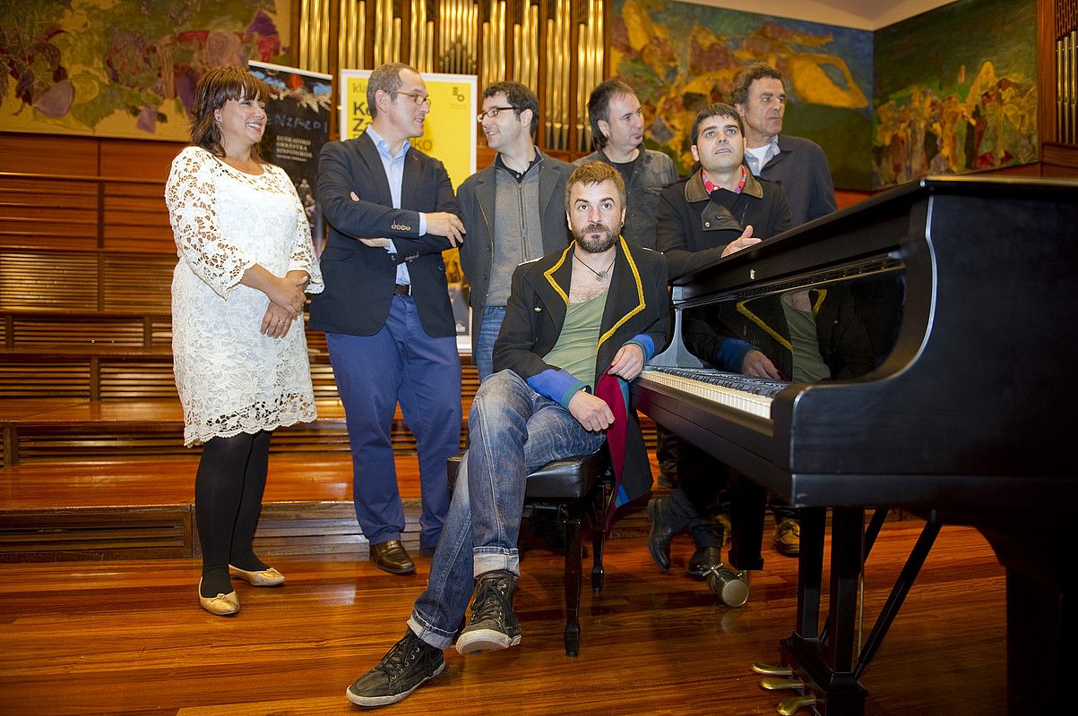 Eñaut Elorrieta, eserita, atzo, EOSen egoitzan, diskoaren aurkezpenean. Atzean, ezkerretik eskuinera: Izartza Zorrrozua (Euskaltel),  Iñigo Alberdi (EOS), Fernando Velazquez musika zuzendaria, Jon Mikel Arronategi eta Jon Fresko (Ken Zazpi) eta Anjel Valdes (Elkar). JUAN CARLOS RUIZ / ARGAZKI PRESS.