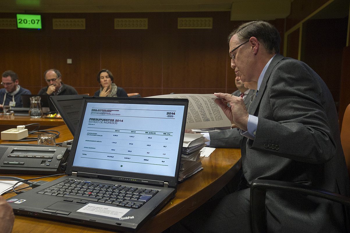 Ricardo Gatzagaetxebarria sailburua, atzo, aurrekontuak azaltzeko egindako agerraldian. JUANAN RUIZ / ARGAZKI PRESS.