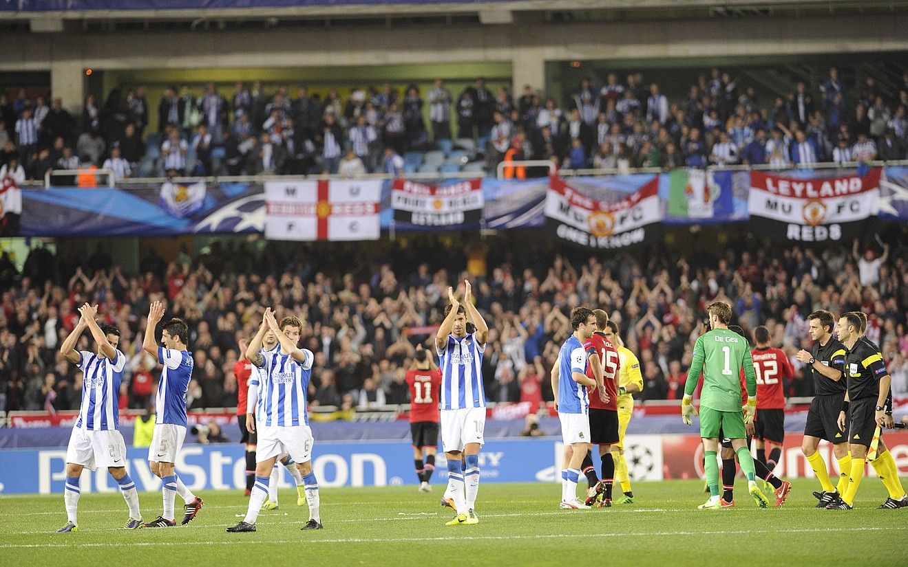 Realeko jokalariak, Anoetan bildutako zaleak agurtzen, Manchester Uniteden aurkako partida amaitu berritan. JON URBE / ARGAZKI PRESS. Realeko jokalariak, Anoetan bildutako zaleak agurtzen, Manchester Uniteden aurkako partida amaitu berritan. JON URBE / ARGAZKI PRESS.