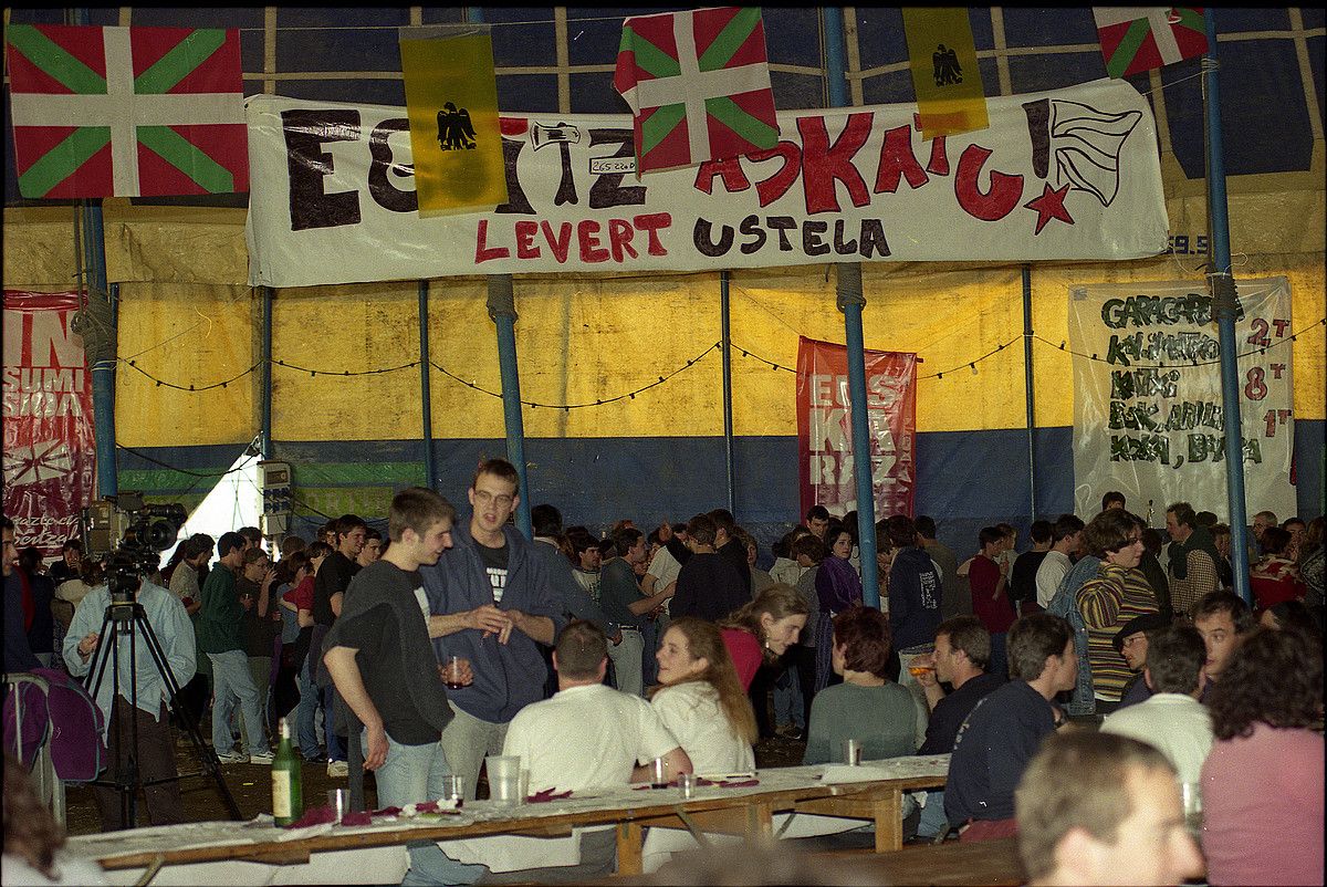Gazteriak garaiko Gazte Egun bat. Levert epaileak burutu errepresioa salatzen duen pankarta atzean. BOB EDME. Gazteriak garaiko Gazte Egun bat. Levert epaileak burutu errepresioa salatzen duen pankarta atzean. BOB EDME.