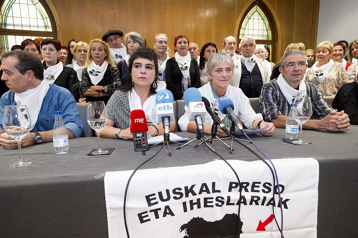 Etxerat elkartearen agerraldia atzo, Iruñean. Erdian Nagore Lopez Luzuriaga eta Idoia Mujika. IÑIGO URIZ/ ARGAZKI PRESS. Etxerat elkartearen agerraldia atzo, Iruñean. Erdian Nagore Lopez Luzuriaga eta Idoia Mujika. IÑIGO URIZ/ ARGAZKI PRESS.