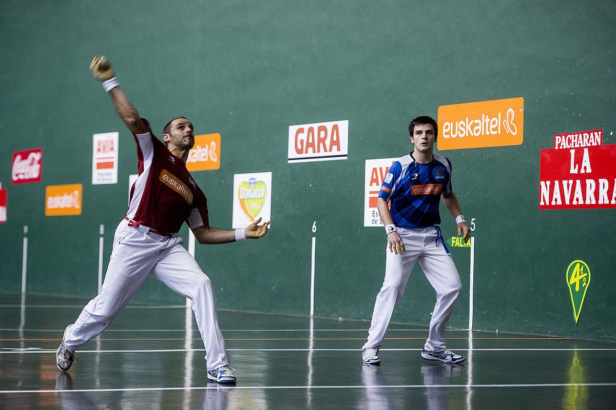 Xala pilota boleaz astintzeko zorian, atzo, Elezkano begira duela. I. URIZ / ARP.