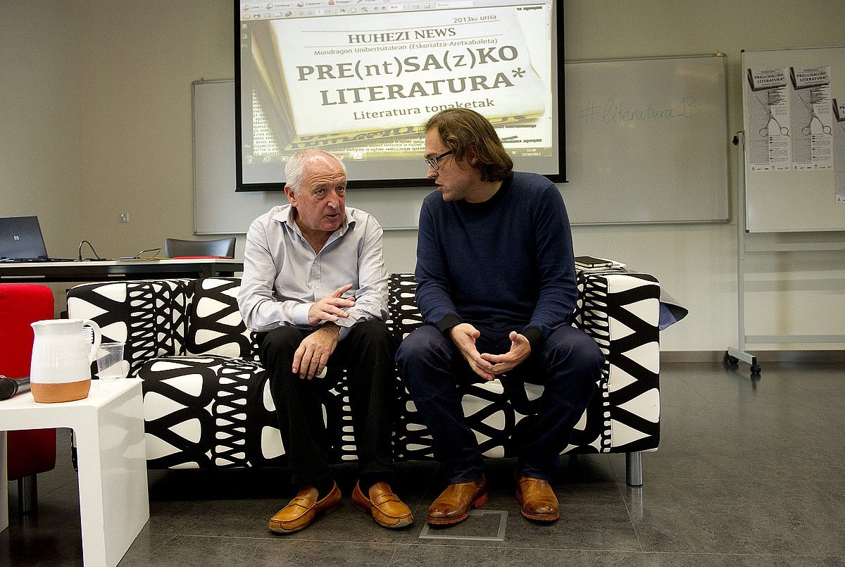 Anjel Lertxundi eta Xabier Gantzarain, atzo, Mondragon Unibertsitateko Aretxabaletako campusean. R. BOGAJO / ARP. Anjel Lertxundi eta Xabier Gantzarain, atzo, Mondragon Unibertsitateko Aretxabaletako campusean. R. BOGAJO / ARP.