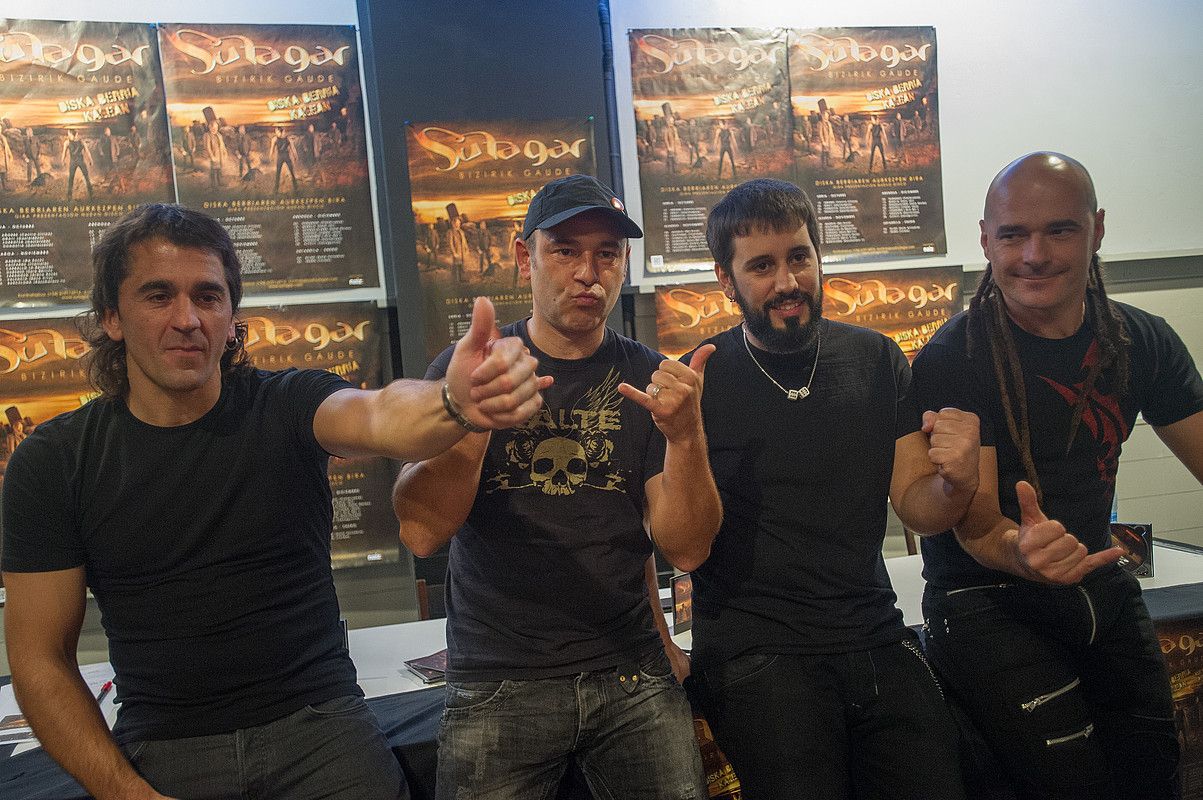 Galder Arrillaga, Aitor Gorosabel, Xabi Bastida eta Igor Diez Su Ta Garreko kideak, atzo, Donostian egindako aurkezpenean. ANDONI CANELLADA / ARGAZKI PRESS. Galder Arrillaga, Aitor Gorosabel, Xabi Bastida eta Igor Diez Su Ta Garreko kideak, atzo, Donostian egindako aurkezpenean. ANDONI CANELLADA / ARGAZKI PRESS.