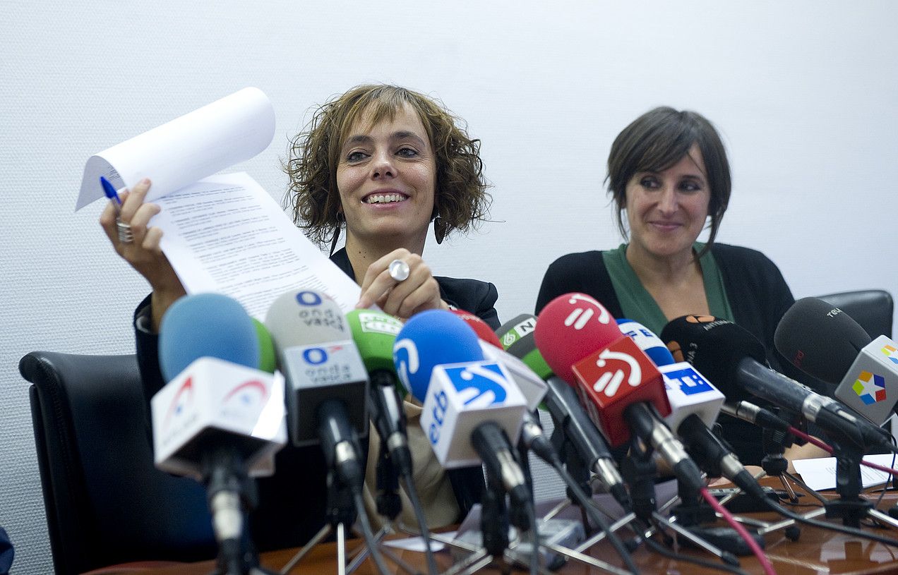 Amaia Izko kaleratu beharko liratekeen presoen zerrenda erakusten, Ainhoa Baglietto ondoan duela. M. RAMIREZ / ARP. Amaia Izko kaleratu beharko liratekeen presoen zerrenda erakusten, Ainhoa Baglietto ondoan duela. M. RAMIREZ / ARP.