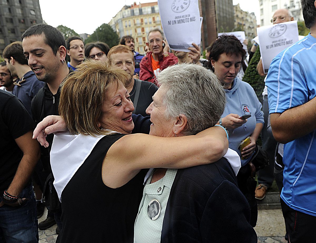 Poztasuna, Bilbon, erabakiaren berri izan zutenean. Eskuinean, eguerdian Donostiako Bulebarrean eginiko elkarretaratzea. M. RAMIREZ / ARP - J. ETXEZARRETA / EFE. Poztasuna, Bilbon, erabakiaren berri izan zutenean. Eskuinean, eguerdian Donostiako Bulebarrean eginiko elkarretaratzea. M. RAMIREZ / ARP - J. ETXEZARRETA / EFE.