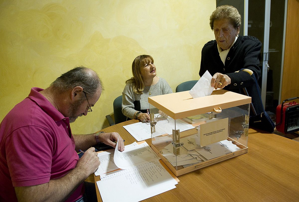 Sebastiana Zurbitu, 99 urterekin Kuartangoko bizilagun zaharrena, botoa ematera gerturatu zen. RAUL BOGAJO / ARGAZKI PRESS.