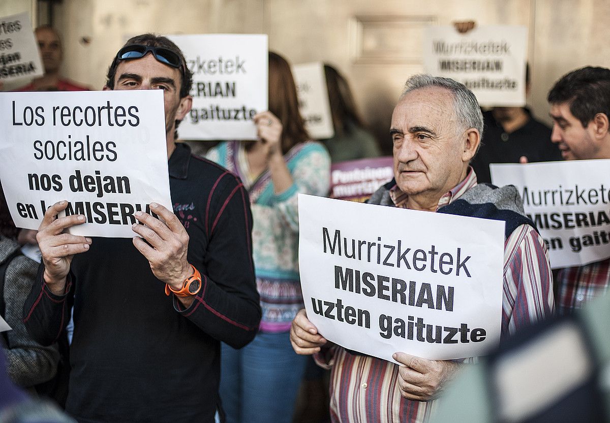 Bilbon Gune plataformak atzo egindako elkarretaratzea. JON HERNAEZ / ARP.