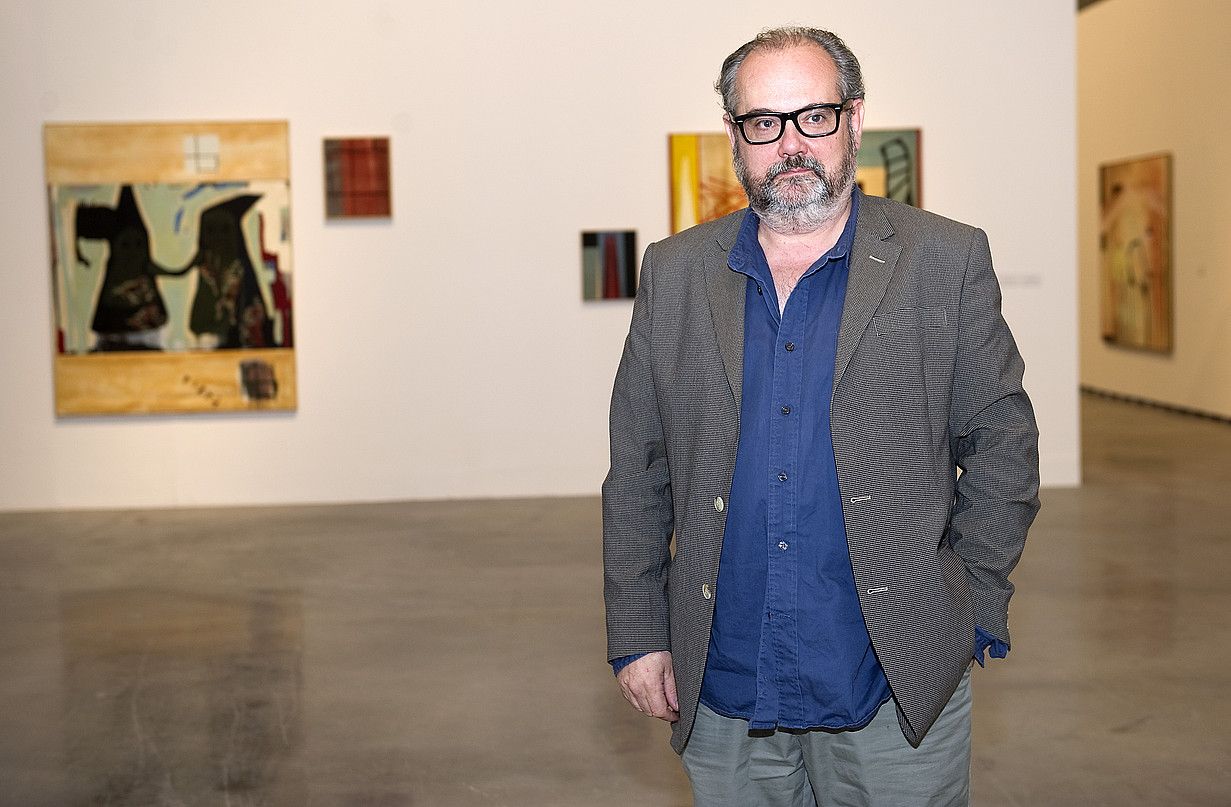 Patxi Ezkieta artista iruindarra, bere lehenbiziko margolanak atzean dituela. IDOIA ZABALETA / ARGAZKI PRESS.