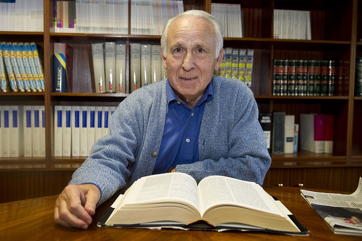 Joxe Azurmendi pentsalaria izango da UEUko graduondoko irakasleetariko bat. IÑIGO URIZ / ARGAZKI PRESS. Joxe Azurmendi pentsalaria izango da UEUko graduondoko irakasleetariko bat. IÑIGO URIZ / ARGAZKI PRESS.