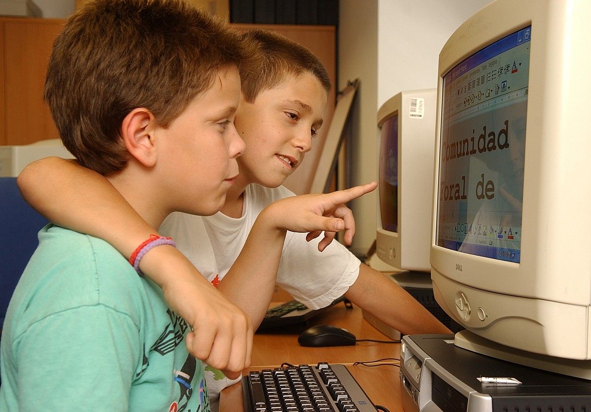 Ordenagailuetan karaktereak handitzeko eta testuak irakurtzeko programak instalatuta izaten dituzte ikusmen urriko ikasleek. ONCE. Ordenagailuetan karaktereak handitzeko eta testuak irakurtzeko programak instalatuta izaten dituzte ikusmen urriko ikasleek. ONCE.