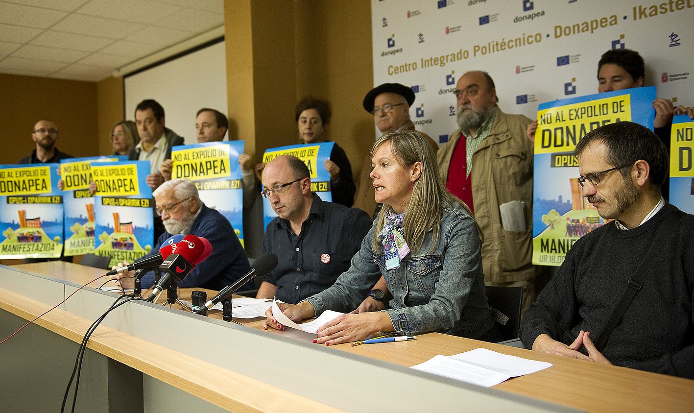 Mahaian, Jesus Belasko alkate ohia, eta David Ardanaz, Nekane Otxotorena eta Jose Maria Muñoz irakasleak, atzoko agerraldian. IDOIA ZABALETA / ARGAZKI PRESS.
