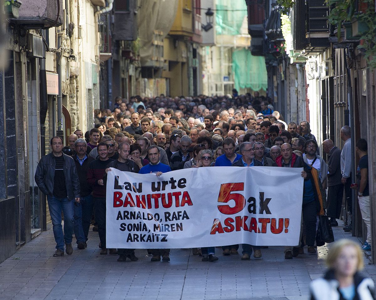 Manifestazio jendetsua egin zuten atzo, Elgoibarren, zigortutako bostak libre uzteko eskatuz. GORKA RUBIO / ARGAZKI PRESS.