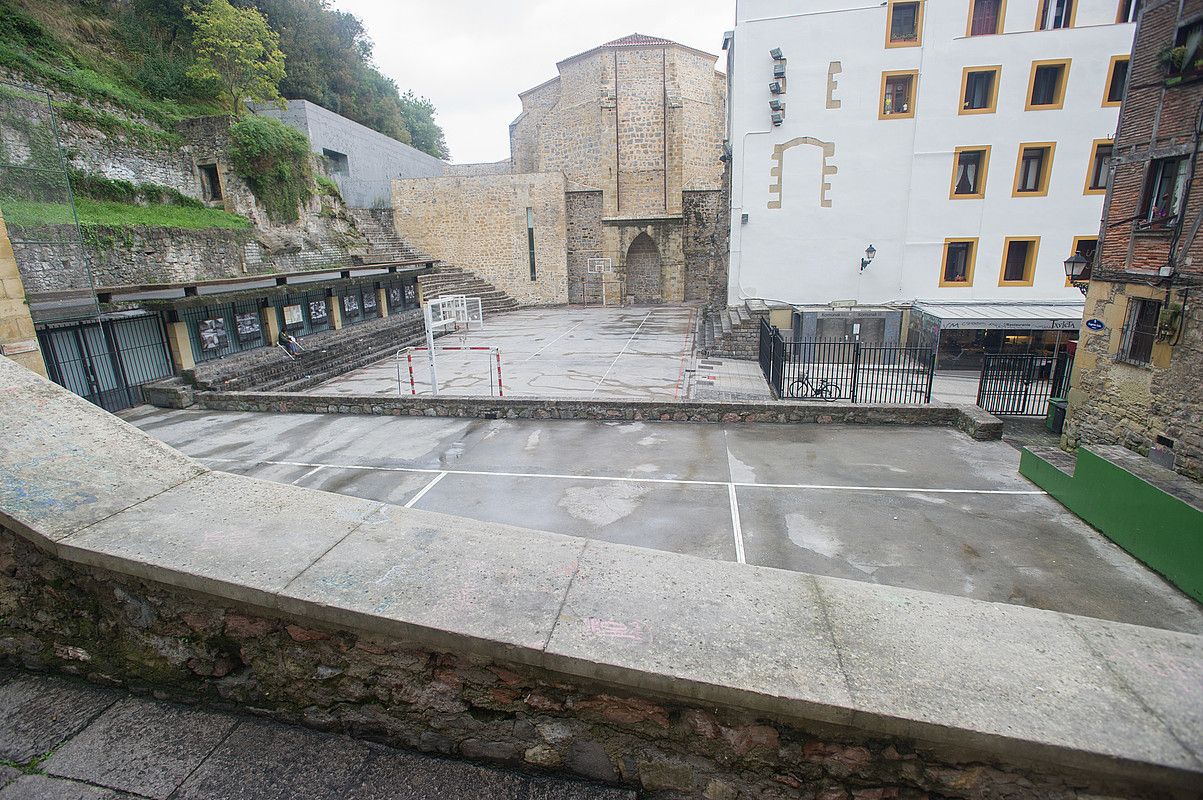 Donostiako Parte Zaharrean dago Trinitate plaza. Duela 50 urte eraberritu zuen Peña Gantxegik. ANDONI CANELLADA / ARGAZKI PRESS.