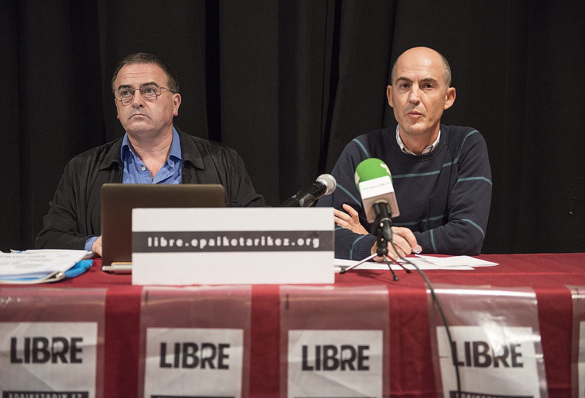 Karmelo Landa eta Sabin del Bado auzipetuak, atzoko agerraldian. JON HERNAEZ / ARGAZKI PRESS. Karmelo Landa eta Sabin del Bado auzipetuak, atzoko agerraldian. JON HERNAEZ / ARGAZKI PRESS.