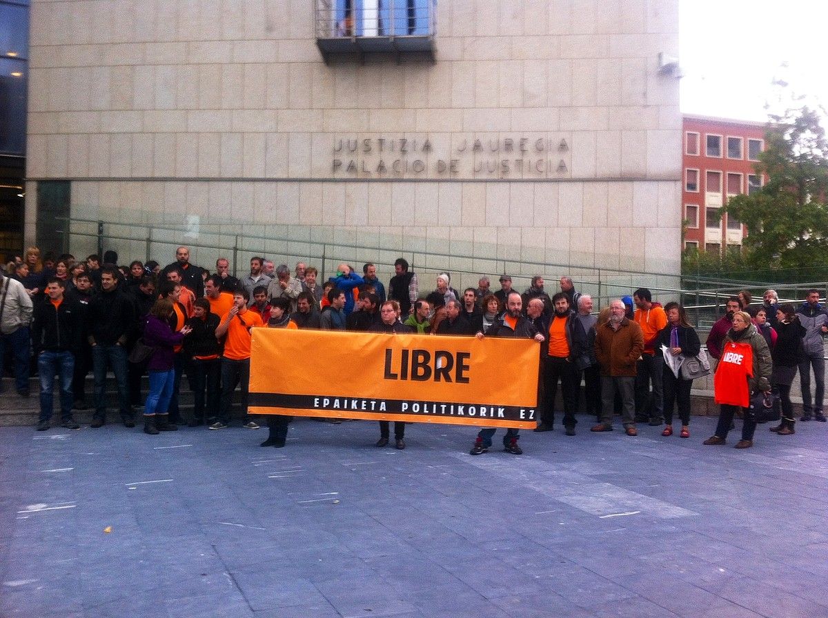 Elkarretaratzea egin zuten atzo Egiako epaitegi aurrean (Donostia), auzi saioa hasi baino lehen. BERRIA.