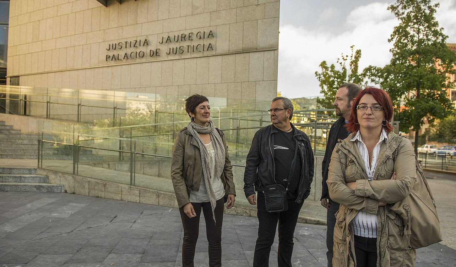 Amalur Mendizabal, Maite Aristegi diputatua eta Iñaki Goioaga eta Alberto Unamunzaga senatariak atzean dituela, atzo, Donostian. GORKA RUBIO / ARGAZKI PRESS.