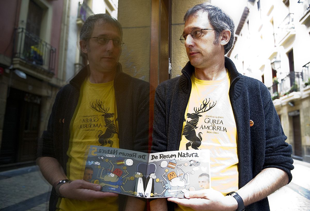 'De Rerum Natura 5' liburua aurkeztu zuen, atzo, Patxi Huarte marrazkilariak, Donostian. JUAN CARLOS RUIZ / ARGAZKI PRESS. 'De Rerum Natura 5' liburua aurkeztu zuen, atzo, Patxi Huarte marrazkilariak, Donostian. JUAN CARLOS RUIZ / ARGAZKI PRESS.