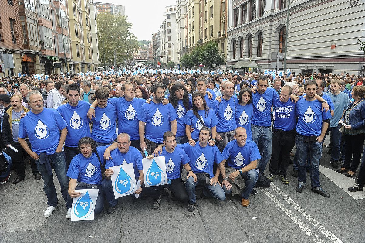 Herrira-ren kontrako operazioan atxilotutako hemezortzi lagunak, atzo, manifestazioa hasi baino lehen. LUIS JAUREGIALTZO / ARGAZKI PRESS.