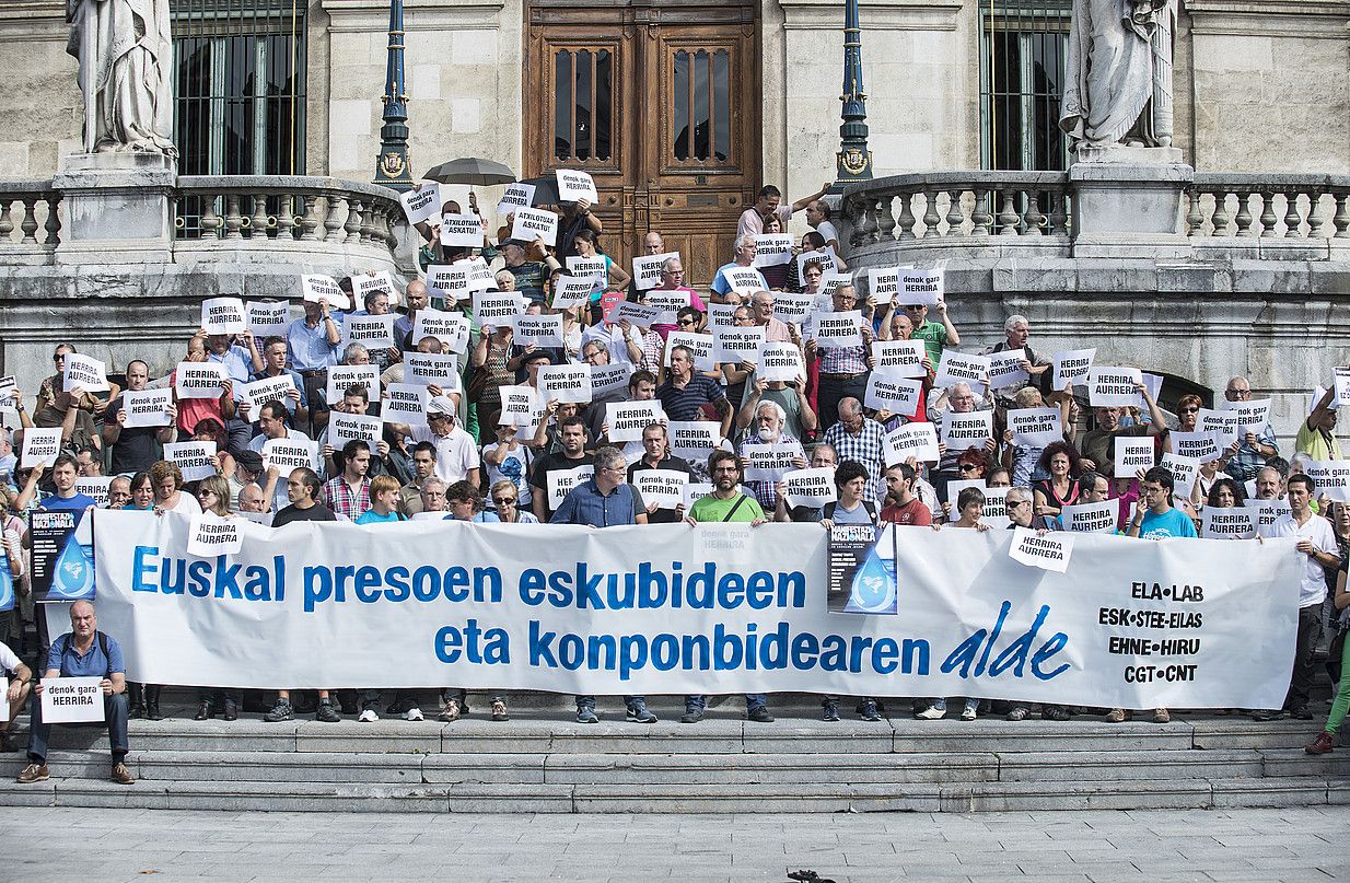 Bilboko udaletxearen aurrean egin zuten elkarretaratze nagusia sindikatuek. JON HERNAEZ / ARGAZKI PRESS. Bilboko udaletxearen aurrean egin zuten elkarretaratze nagusia sindikatuek. JON HERNAEZ / ARGAZKI PRESS.