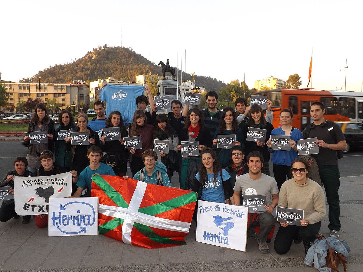 Txilen dauden euskaldunak, Santiagon. BERRIA. Txilen dauden euskaldunak, Santiagon. BERRIA.