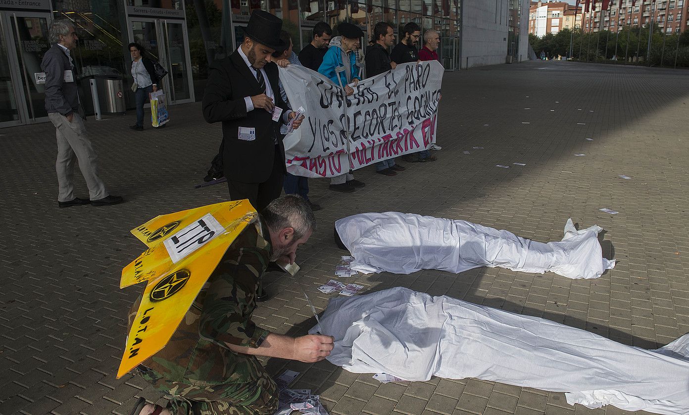 Kakitzat eta KEM talde antimilitaristen protesta, atzo, BECen. LUIS JAUREGIALTZO / ARGAZKI PRESS.