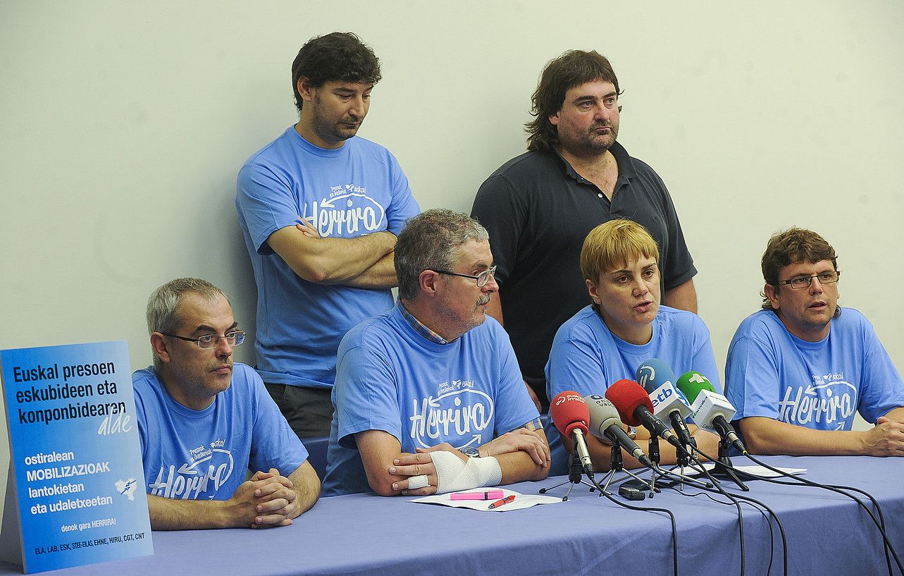 Bilbon sindikatuetako ordezkariek emandako prentsaurrekoa LUIS JAUREGIALTZO / ARGAZKI PRESS. Bilbon sindikatuetako ordezkariek emandako prentsaurrekoa LUIS JAUREGIALTZO / ARGAZKI PRESS.