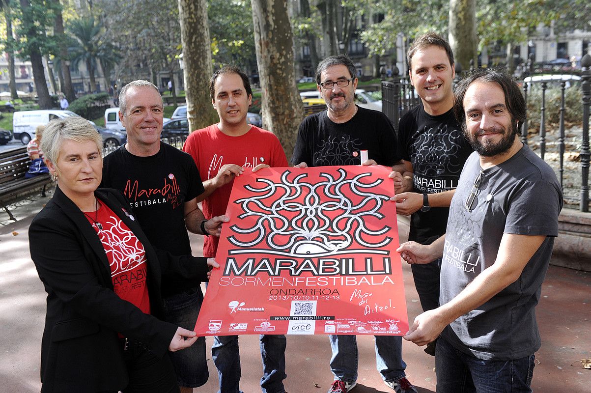 Marabilli jaialdiaren antolatzaileak eta Aitzol Aramaioren senideak, aurtengo kartelarekin. MARISOL RAMIREZ / ARP.