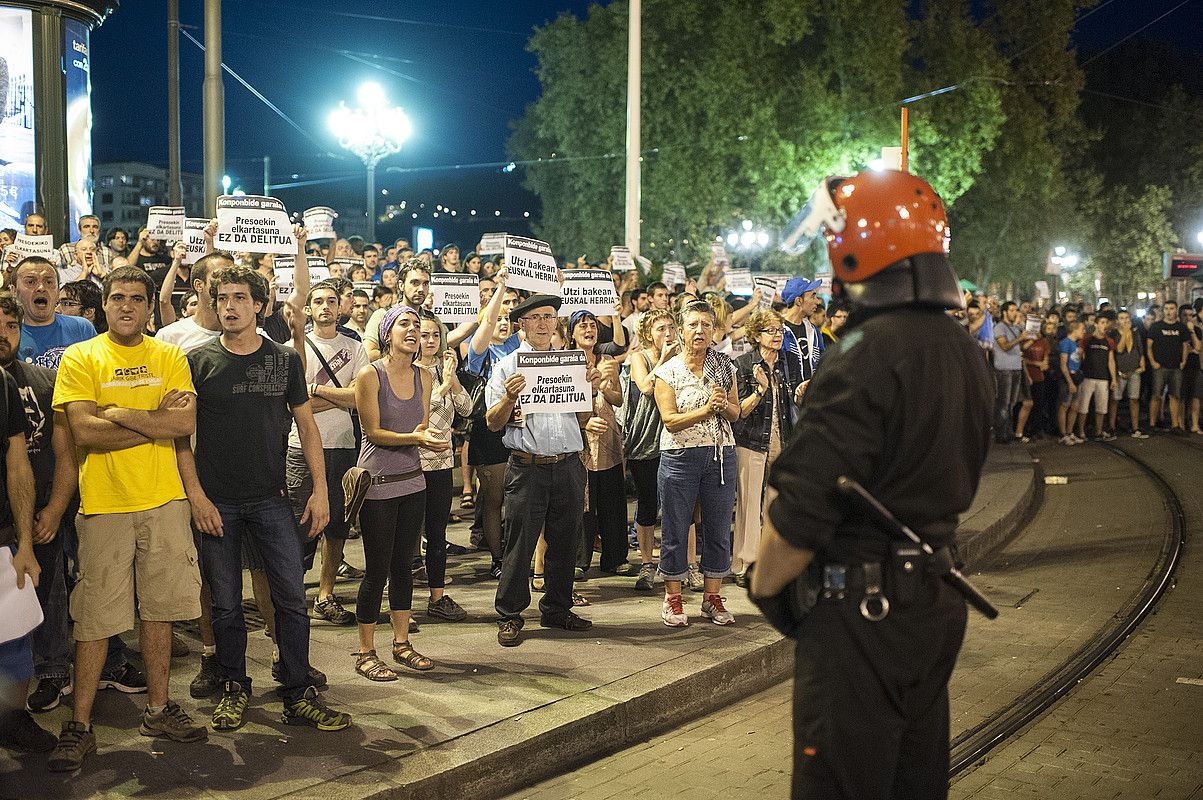 Bilbon, Arriaga plazan egin zuten protesta atzo. Han du egoitza Herrira-k. Tentsio uneak izan ziren. JON HERNAEZ / ARP. Bilbon, Arriaga plazan egin zuten protesta atzo. Han du egoitza Herrira-k. Tentsio uneak izan ziren. JON HERNAEZ / ARP.