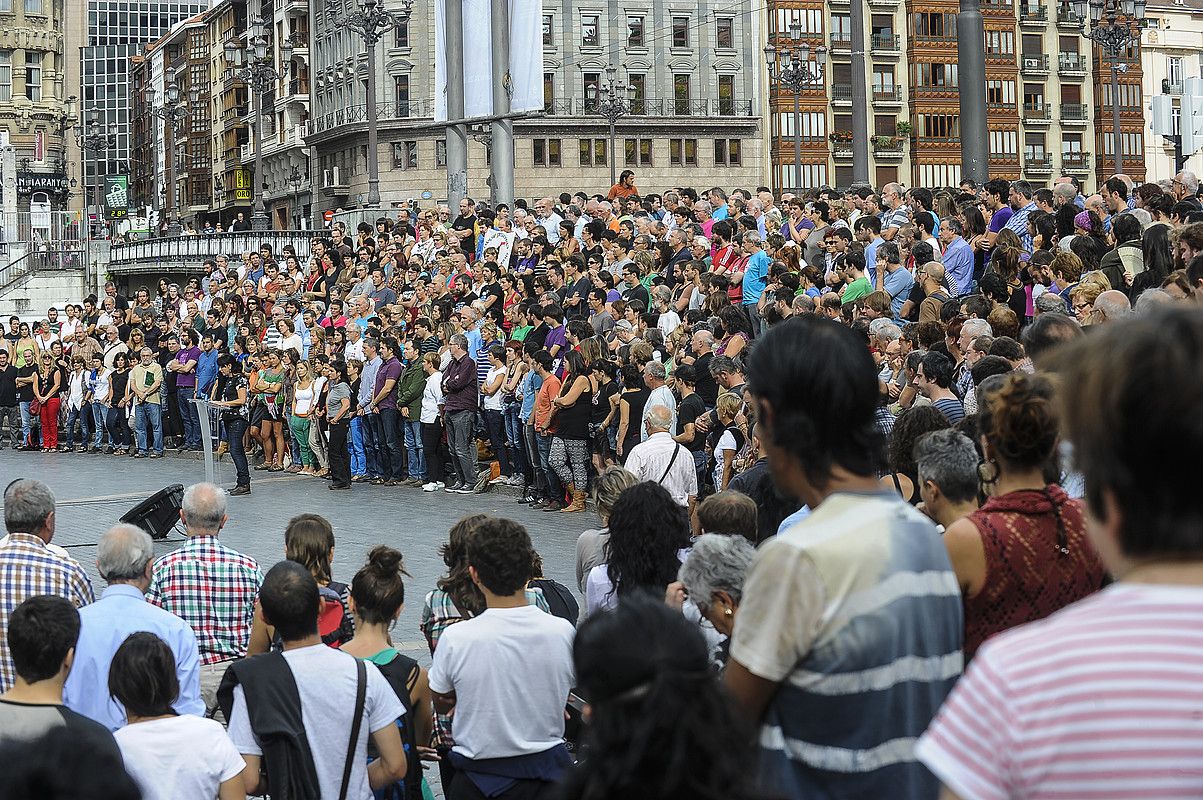 Agerraldia babestera joandako ordezkariek zein banakoek lepo bete zituzten Arriaga plaza inguratzen duten eskailerak. LUIS JAUREGIALTZO / ARGAZKI PRESS.