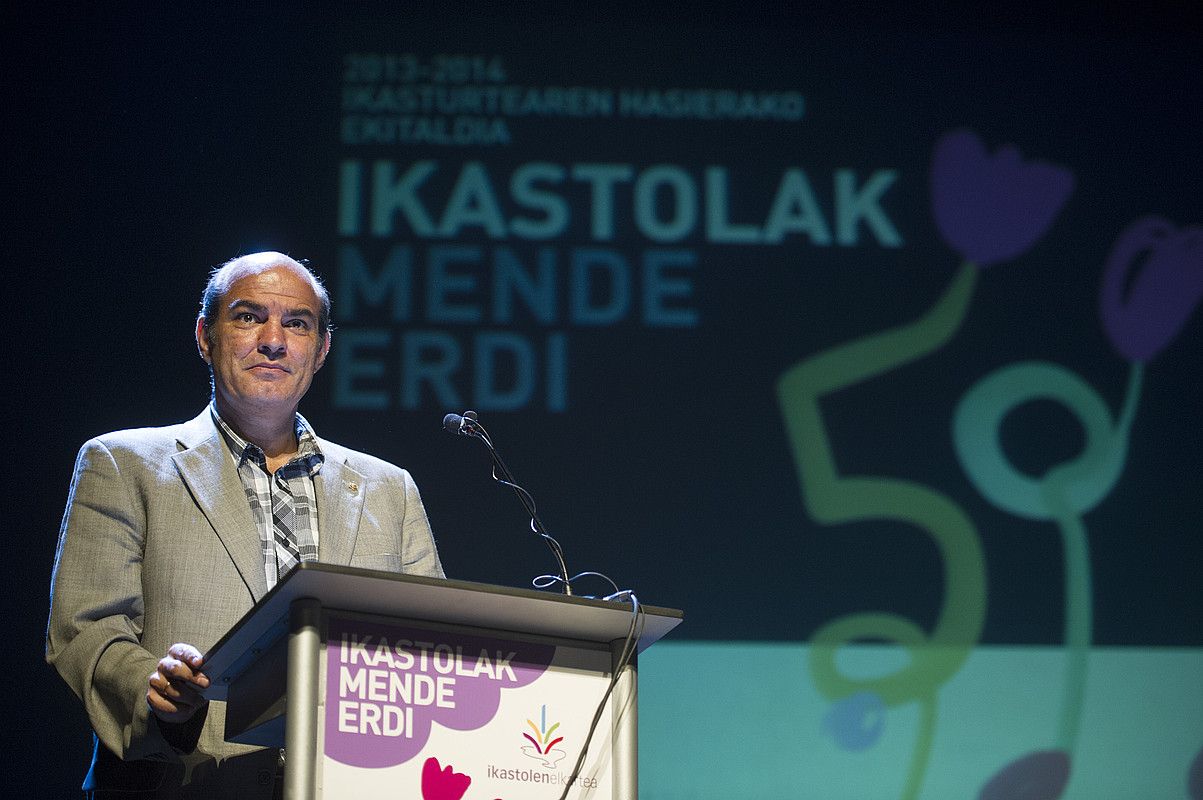 Koldo Tellitu, atzo, ikasturte hasierako hitzaldia ematen. JON URBE / ARGAZKI PRESS. Koldo Tellitu, atzo, ikasturte hasierako hitzaldia ematen. JON URBE / ARGAZKI PRESS.