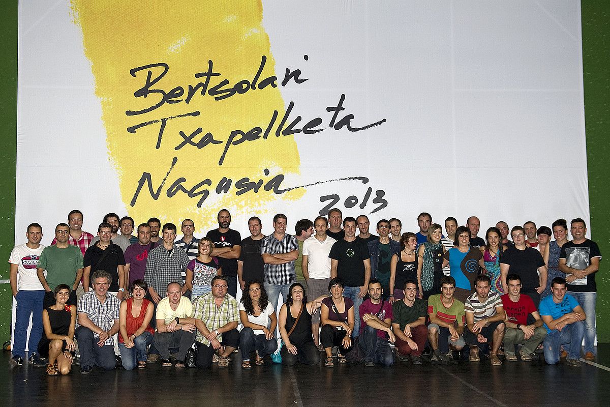 Txapelketan parte hartuko duten bertsolariak Villabonan elkartu ziren ostegunean. IDOIA ZABALETA / ARGAZKI PRESS. Txapelketan parte hartuko duten bertsolariak Villabonan elkartu ziren ostegunean. IDOIA ZABALETA / ARGAZKI PRESS.