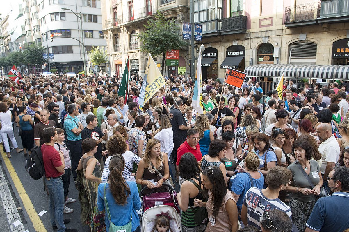 Bilbon itunpeko eskoletako dozenaka langilek parte hartu zuten manifestazioan. JON HERNAEZ / ARGAZKI PRESS.
