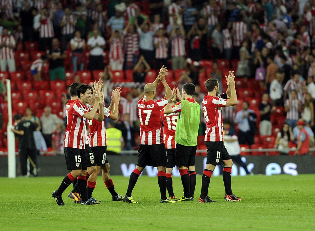 Athleticeko jokalariak partida amaitu berritan, atzo, zaleei emandako babesa eskertuz; atzo ere bete egin zen San Mames. MARISOL RAMIREZ / ARGAZKI PRESS. Athleticeko jokalariak partida amaitu berritan, atzo, zaleei emandako babesa eskertuz; atzo ere bete egin zen San Mames. MARISOL RAMIREZ / ARGAZKI PRESS.