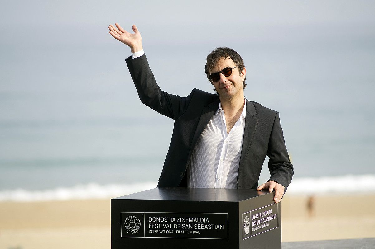 Atom Egoyan bakarrik azaldu zen atzo komunikabideen aurrera. JUAN CARLOS RUIZ / ARGAZKI PRESS. Atom Egoyan bakarrik azaldu zen atzo komunikabideen aurrera. JUAN CARLOS RUIZ / ARGAZKI PRESS.