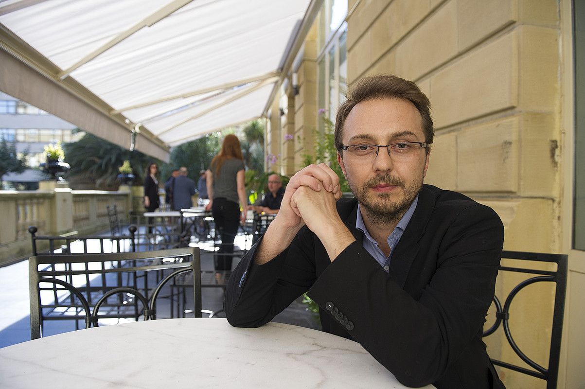 Calin Peter Netzer zinemagile errumaniarra, Maria Cristina hotelaren terrazetako batean. GORKA RUBIO / ARGAZKI PRESS. Calin Peter Netzer zinemagile errumaniarra, Maria Cristina hotelaren terrazetako batean. GORKA RUBIO / ARGAZKI PRESS.