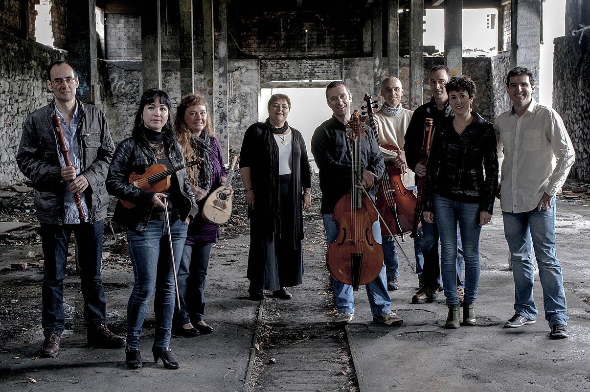 Koldo Azkona —ezkerretik lehena— Danserie Ensemble taldeko kideekin. CLEMENTE BERNAD.