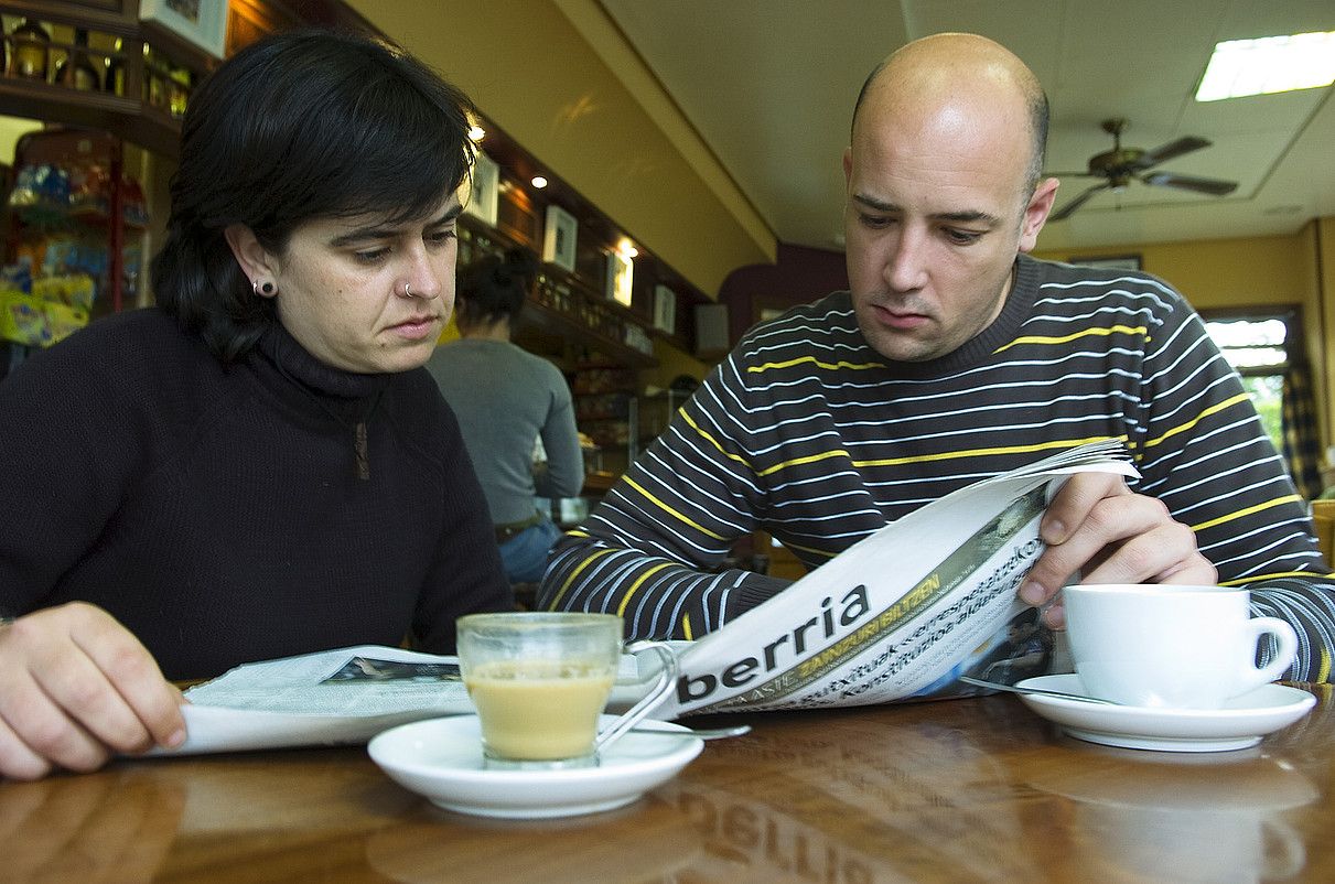 Euskal Herriko bi tabernetan aukera dago zure kafeaz gainera, behar duenari kafe bat ordaintzeko, Napolitik datorren ekinbide solidarioa jarraiki. JON URBE / ARGAZKI PRESS.