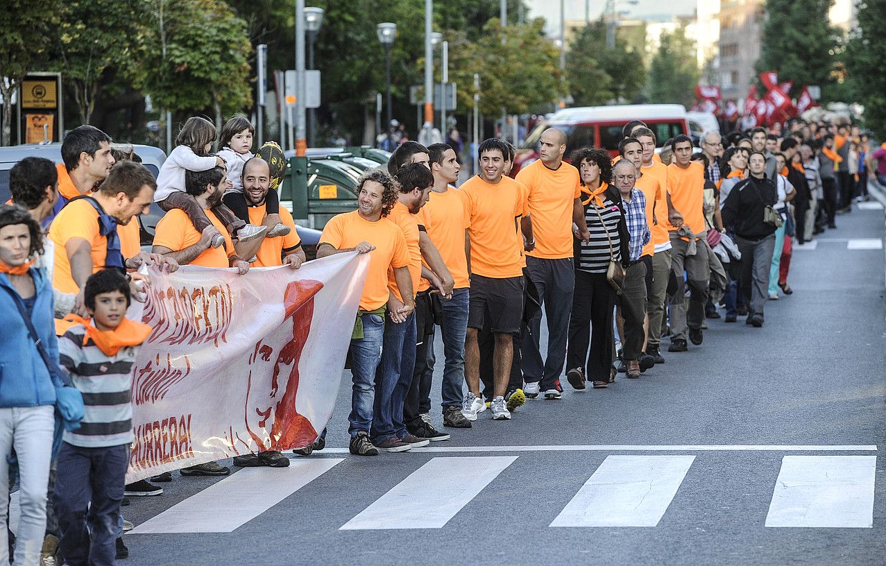 1.500 lagun baino gehiago izan ziren atzo Barañainen Goñi eta Sagardoiren aldeko giza katean. JAGOBA MANTEROLA / ARP. 1.500 lagun baino gehiago izan ziren atzo Barañainen Goñi eta Sagardoiren aldeko giza katean. JAGOBA MANTEROLA / ARP.