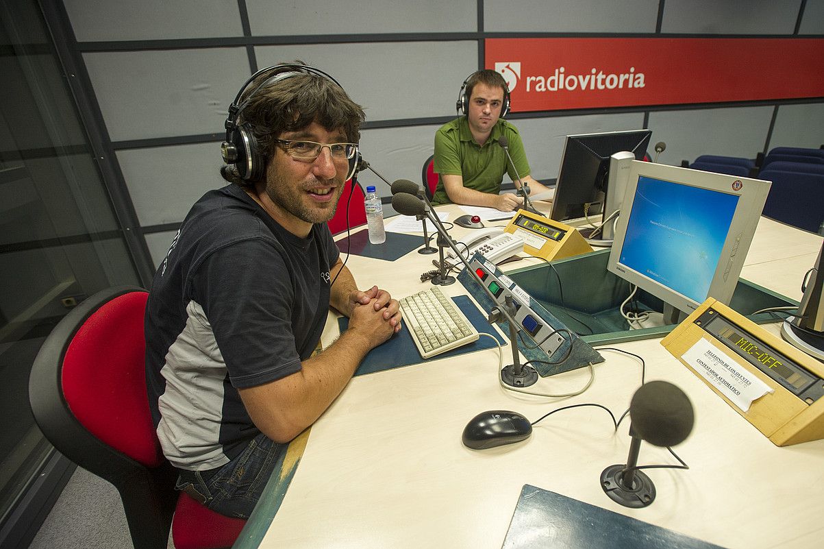 Beñat Zamalloa, Errota bertsolaritza saioko gidaria, Ruben Sanchez lehen gonbidatuarekin. JUANAN RUIZ / ARGAZKI PRESS.