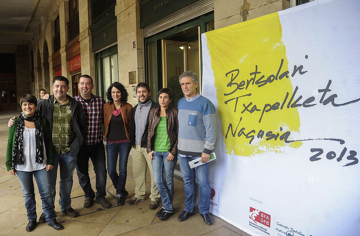 Txapelketaren antolatzaileetako batzuk, atzo, Bilbon. LUIS JAUREGIALTZO / ARGAZKI PRESS. Txapelketaren antolatzaileetako batzuk, atzo, Bilbon. LUIS JAUREGIALTZO / ARGAZKI PRESS.