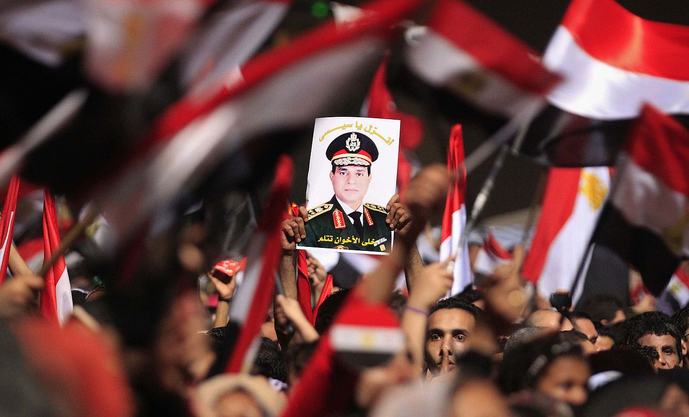 Egiptoar bat Al-Sisi jeneralaren irudi bat erakusten, Mursiren kontrako protesta ekitaldi batean. © MOHAMED ABD EL GHANY / REUTER / REUTERS.